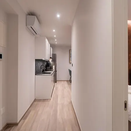 Apartment At 4 &