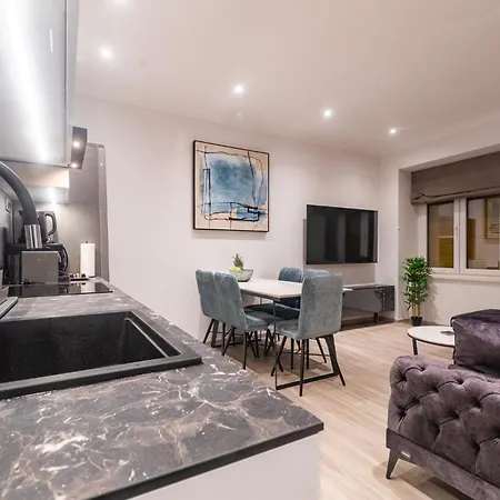 Apartment At 4 &