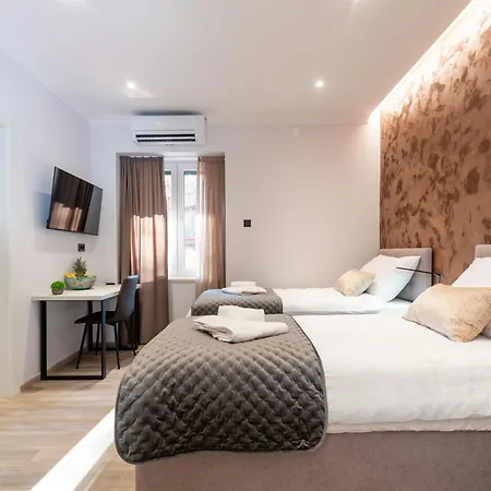 Apartment At 4 &