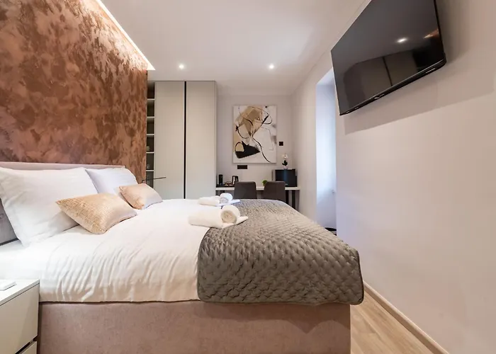 At 4 & Apartment Split